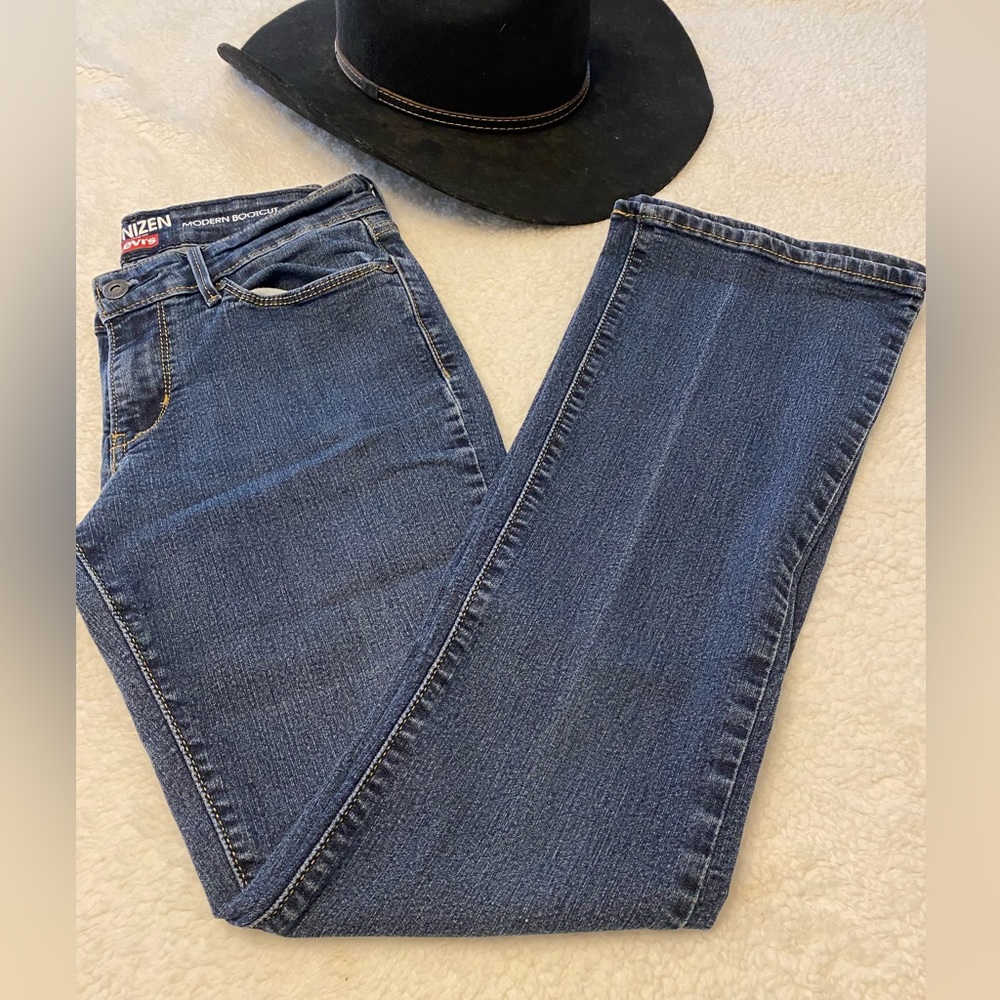 LEVI’S MODERN BOOTCUT JEAN.